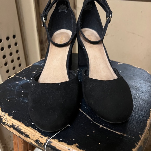 Old Navy Black Faux Suede Ankle Strap Block Heels size 8 - Picture 6 of 7